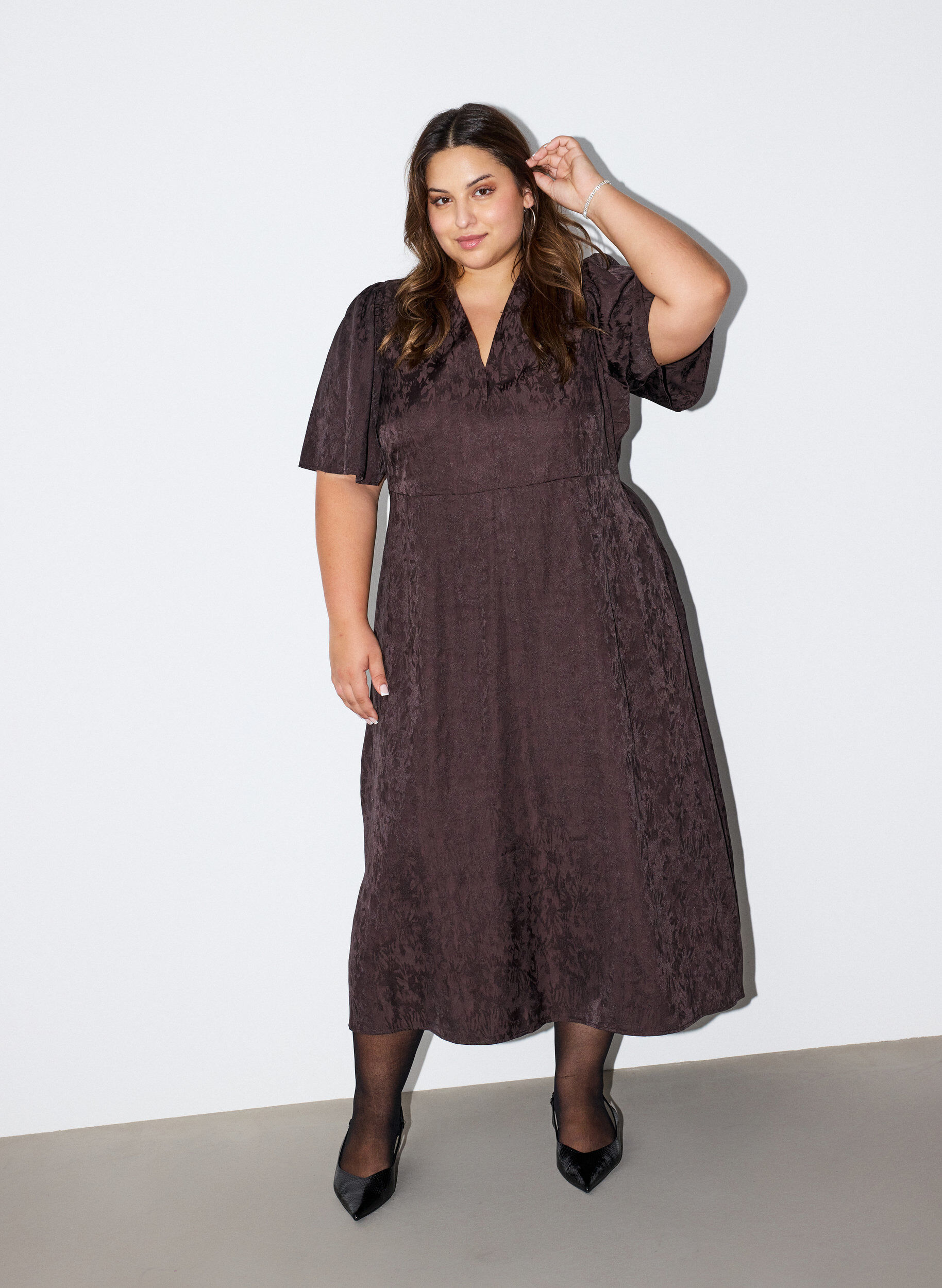 Midiskj&oslash;rt jacquard kjole med paisleym&oslash;nster og flaggermus ermer, Brun, Model