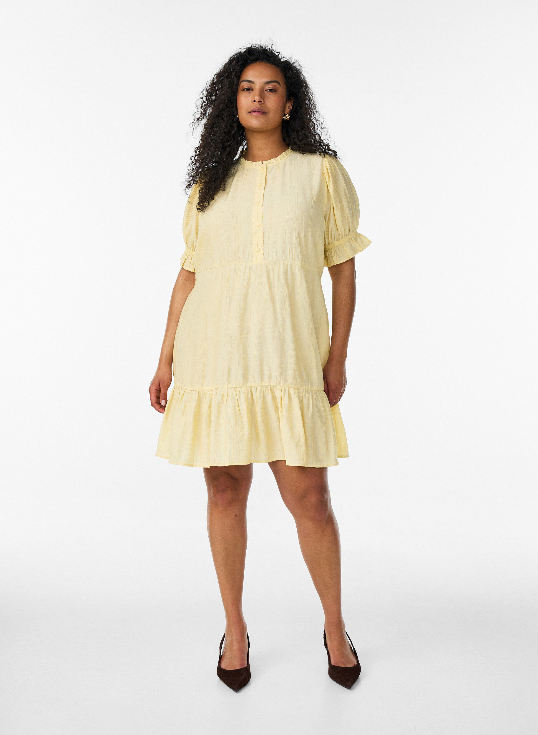 ZizziKort viskosekjole med rysjedetaljer, Gul, Model image number 1