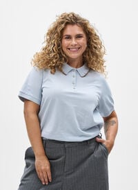 Poloskjorte med rhinesteinknapper og volangdetaljer, Blå Poloskjorte med rhinesteinknapper og volangdetaljer, Blå, Model