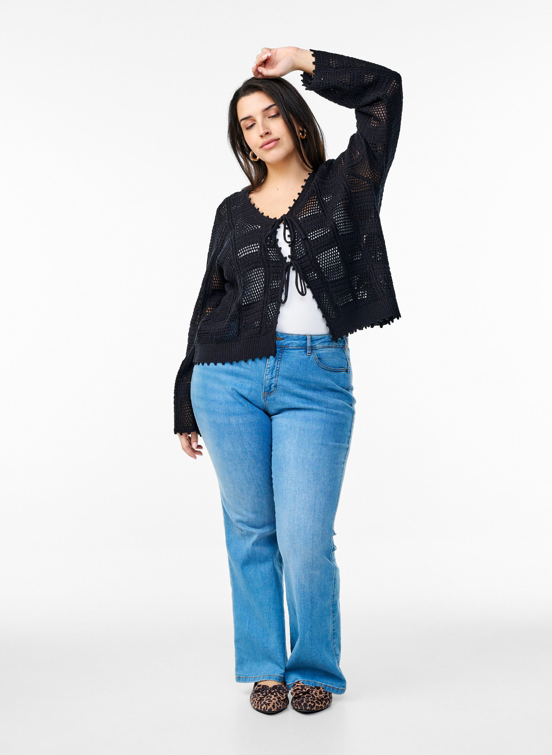 Zizzi Strikket cardigan med knyteb&aring;nd og et &aring;pent m&oslash;nster, Svart, Model image number 1