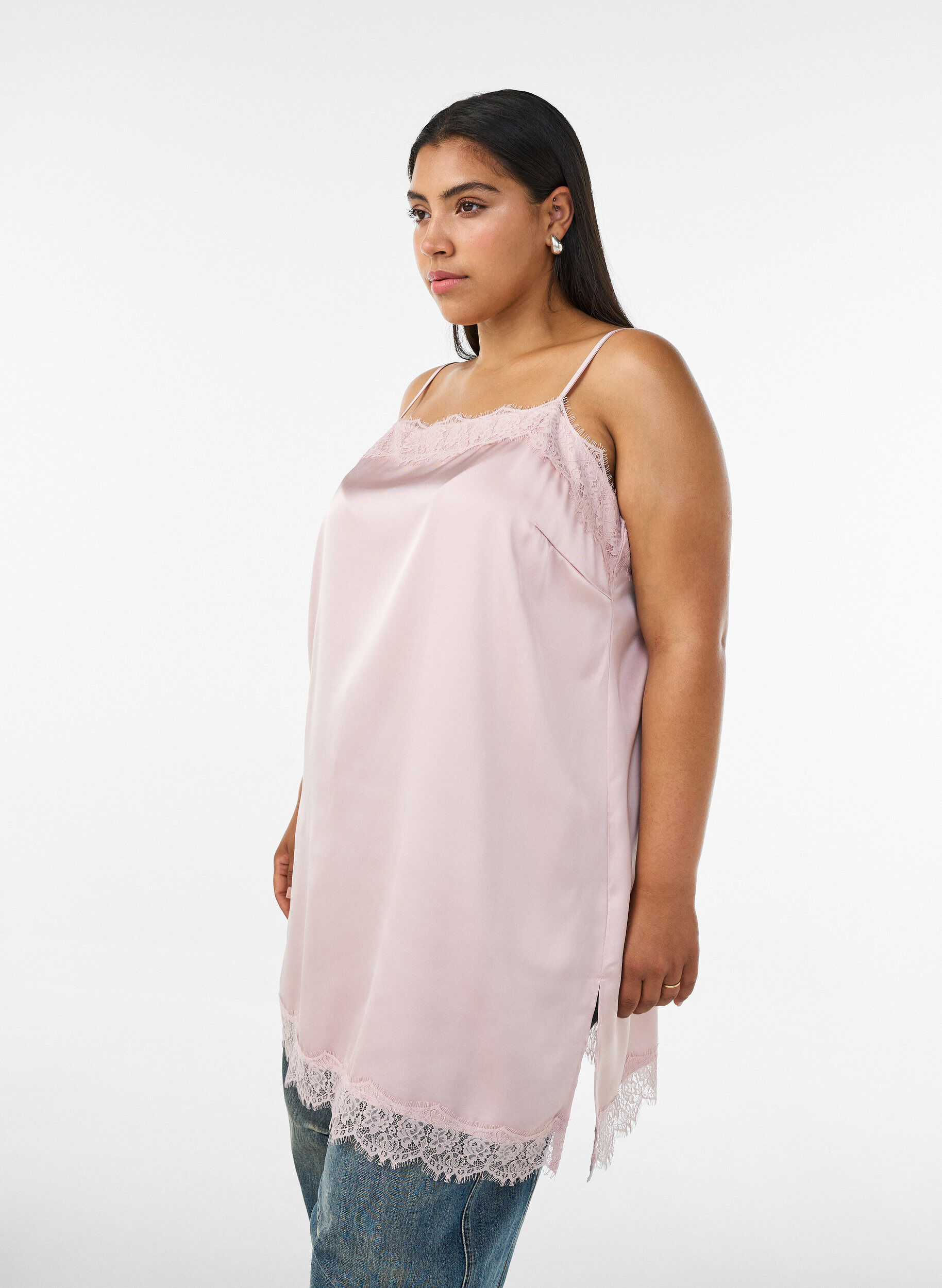 Lang satintopp med blonder i kantene, Rosa, Model