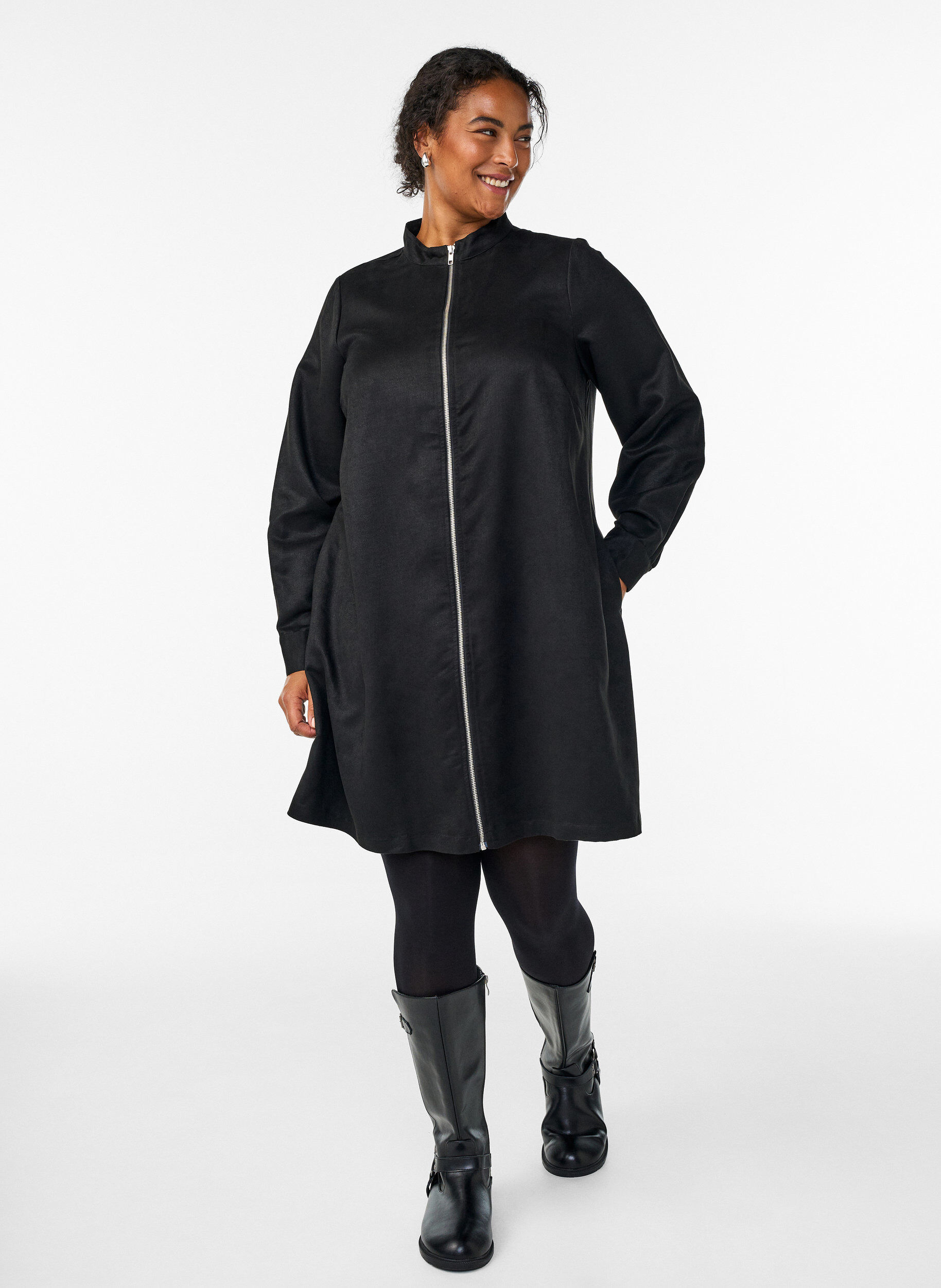 Zizzi Lang skjorte i imitert semsket skinn med glidel&aring;s, Svart, Model image number 1