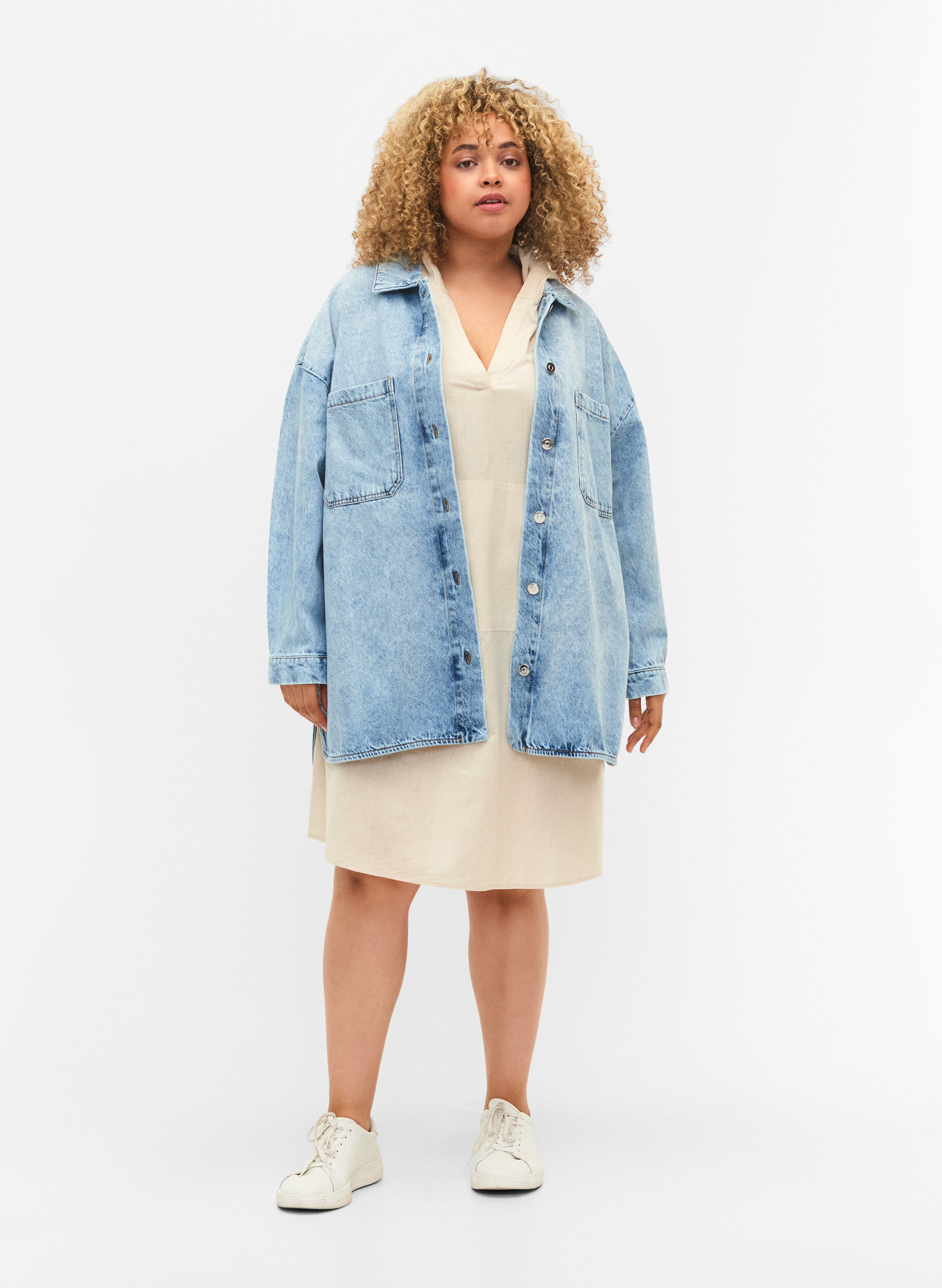 Zizzi L&oslash;stsittende denimjakke med knapper, Light blue denim, Model image number 2