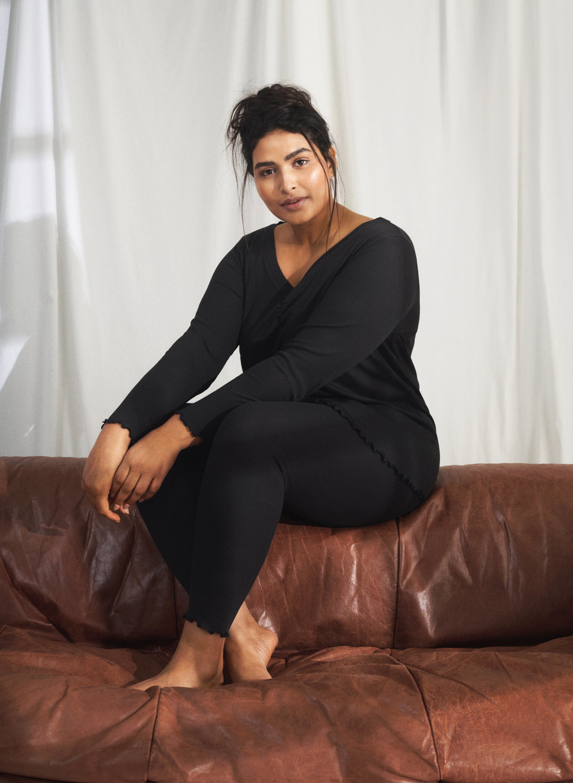 Zizzi Ribbestrikket bluse med lange ermer og V-hals, Black, Image image number 0