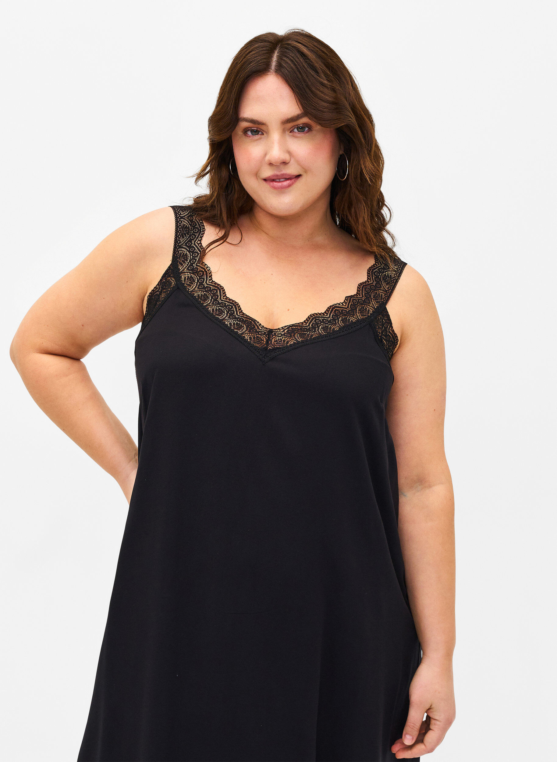 Zizzi Midilang kjole med stropper i viskose og blonder, Black, Model image number 2