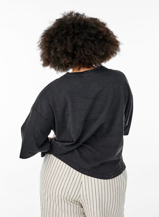 Zizzi Kort T-skjorte med Loose fit, Grå, Model image number 2