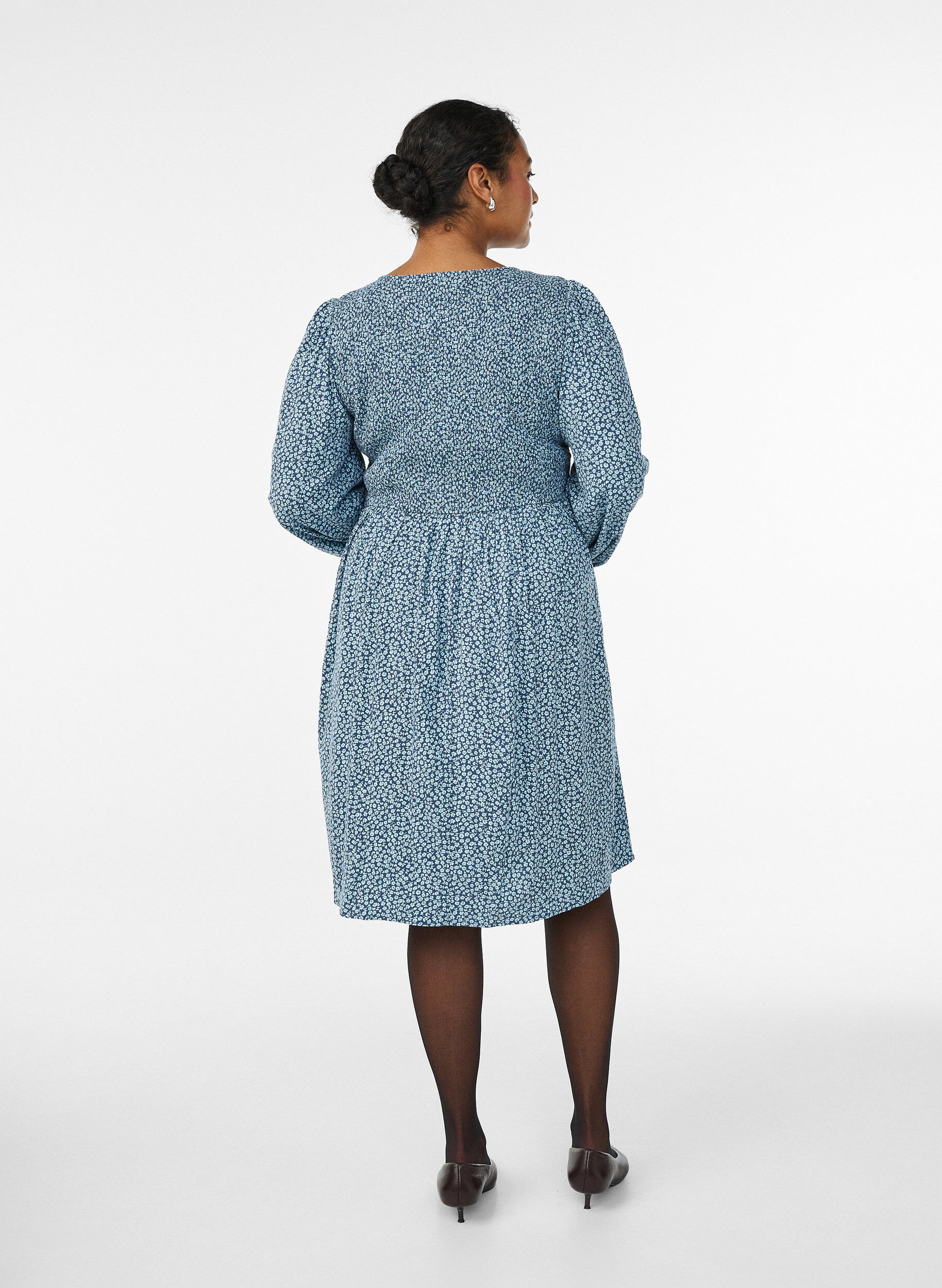 ZizziKjole med smocket topp og sm&aring;blomstret m&oslash;nster, Bl&aring;, Model image number 2