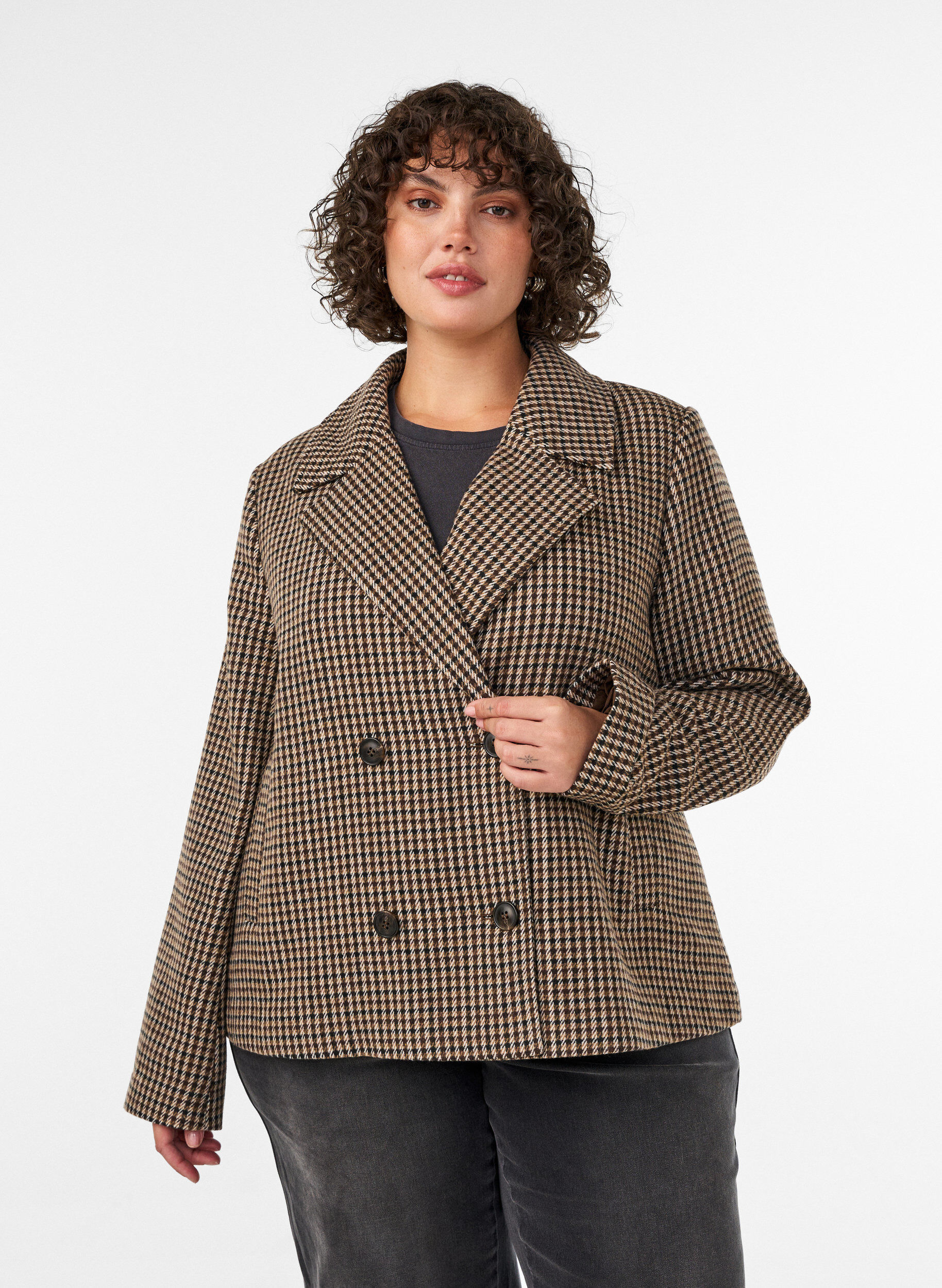 Kort rutete k&aring;pe med dobbeltradede knapper og knappelukking, Brun, Model