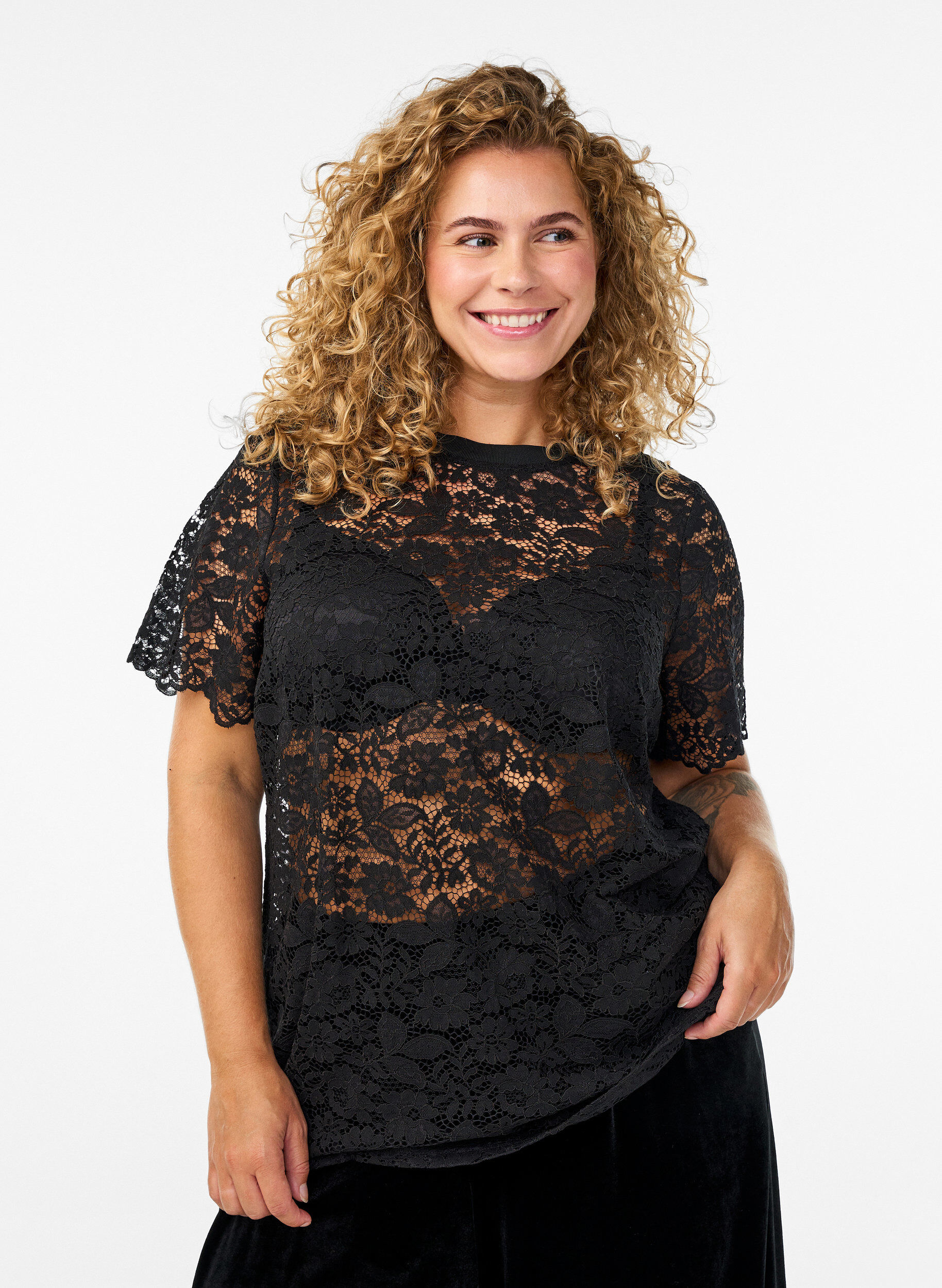 Bluse med blonder, korte ermer og rund hals, Svart, Model
