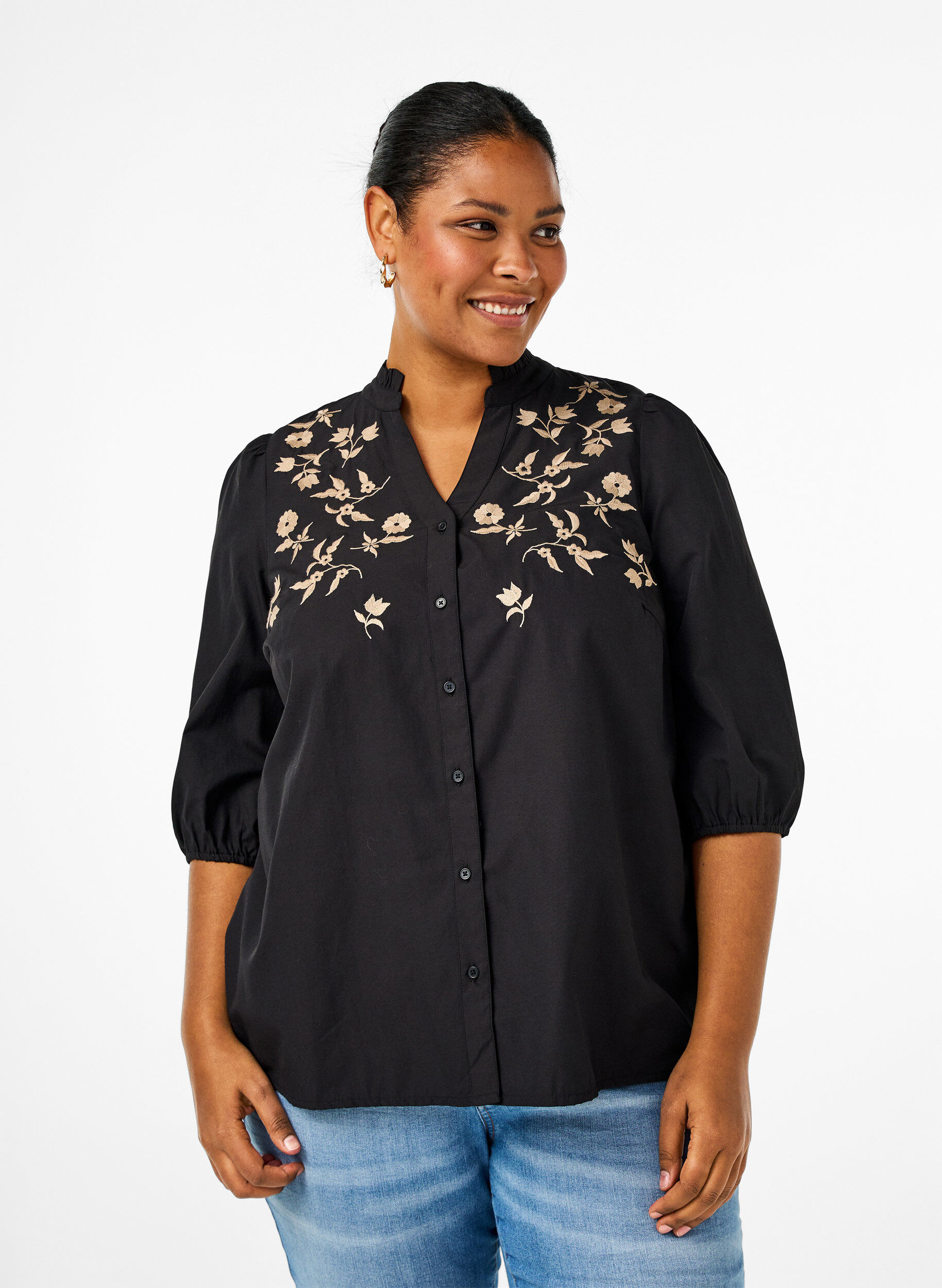 Zizzi Skjortebluse med broderte blomster og 3/4-ermer, Black W. Beige Emb. , Model image number 0