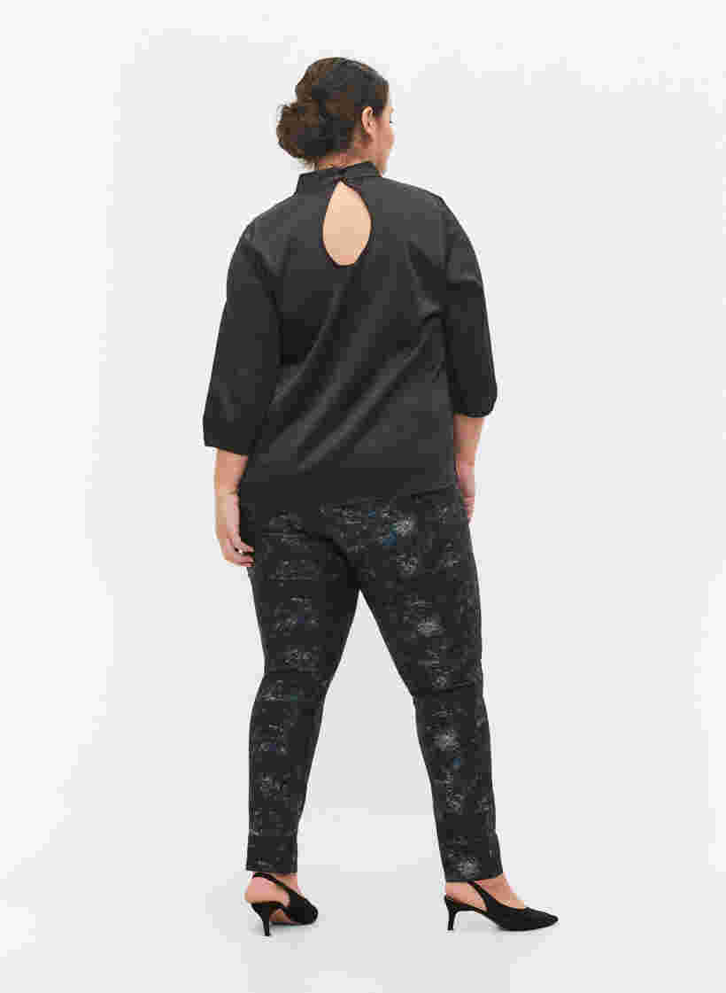 Mønstrete Emily jeans med nagler, Black AOP, Model image number 1