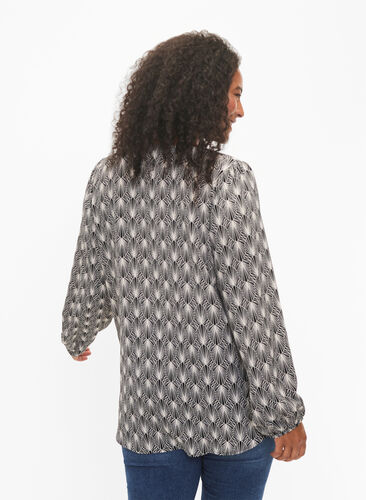 Zizzi Skjortebluse med v-hals og trykk, Birch Graphic AOP, Model image number 1