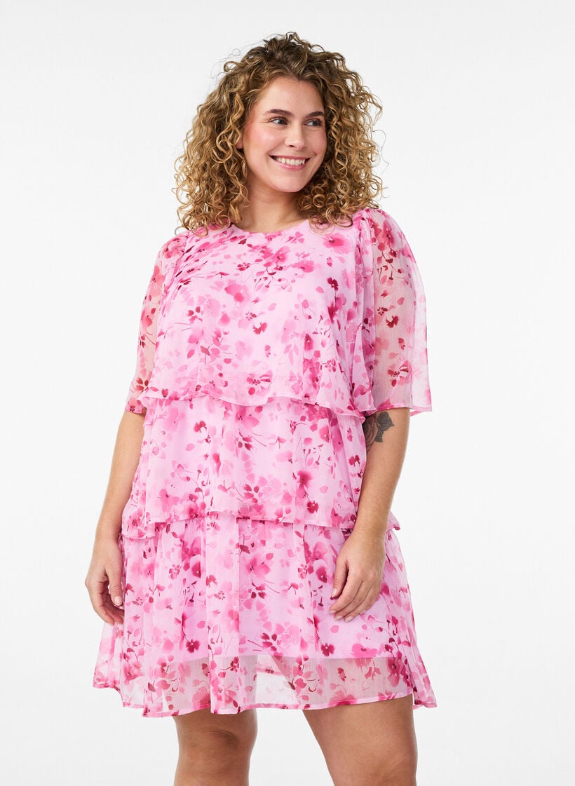 Kort kjole i chiffonlook med blomsterprint og volanger, Rosa, Model image number 0