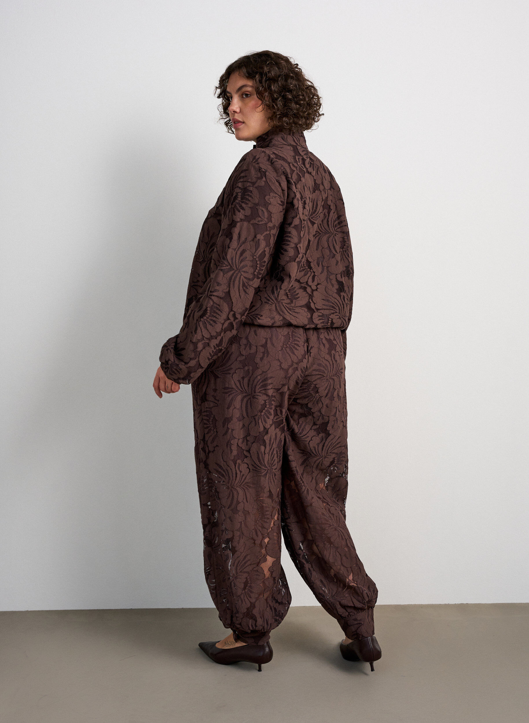 ZizziBomberjakke med blomstrete jacquardm&oslash;nster, Brun, Model image number 2