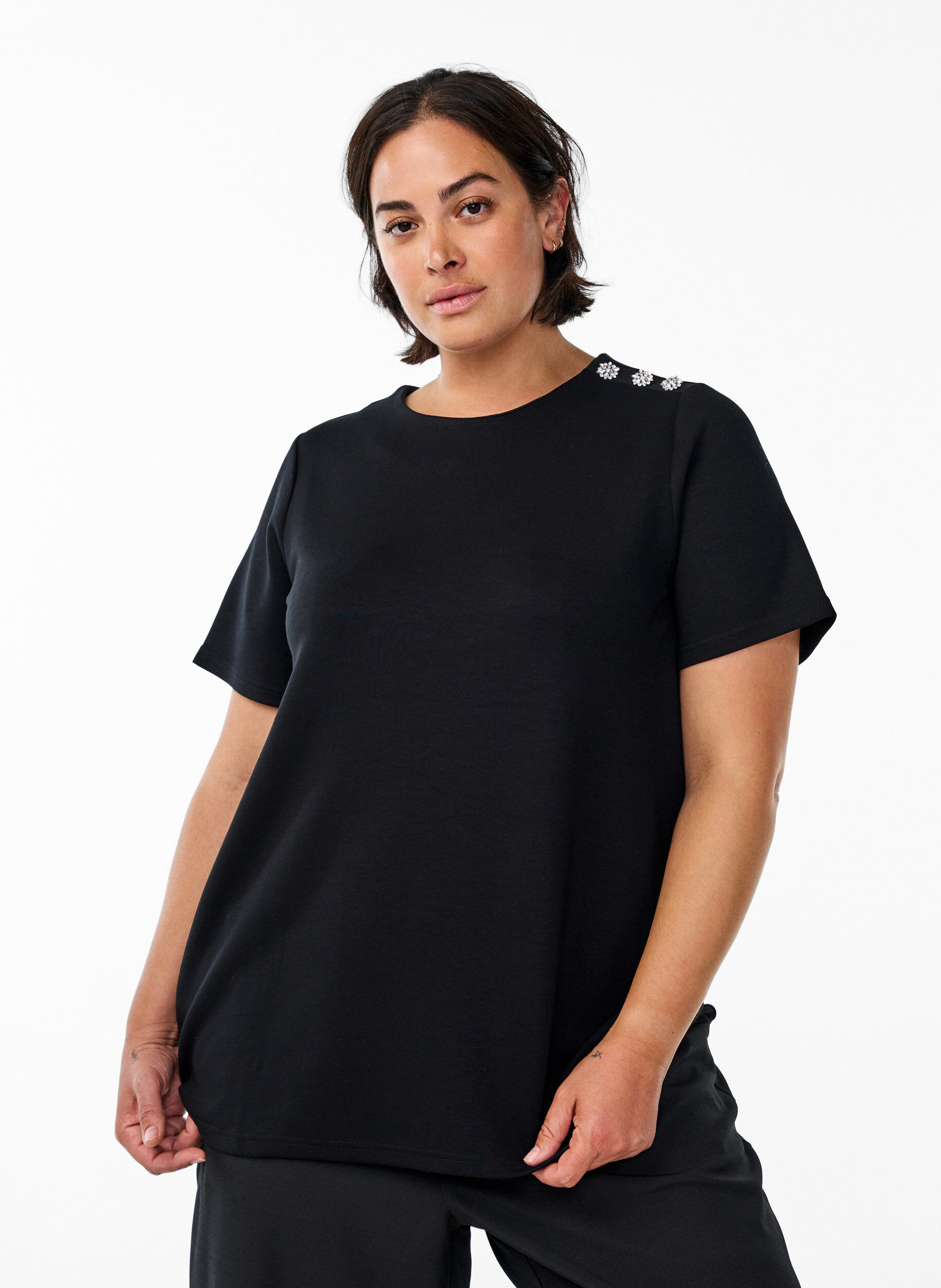 Kortermet bluse med knappestolpe, Svart, Model
