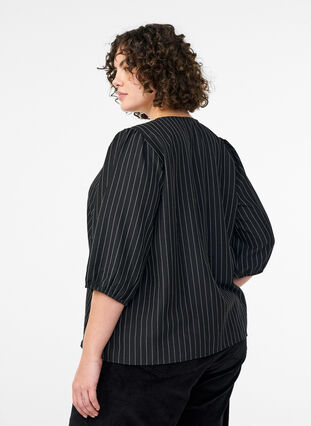Zizzi Bluse med pinstriper og knytesnorer, Svart, Model image number 2