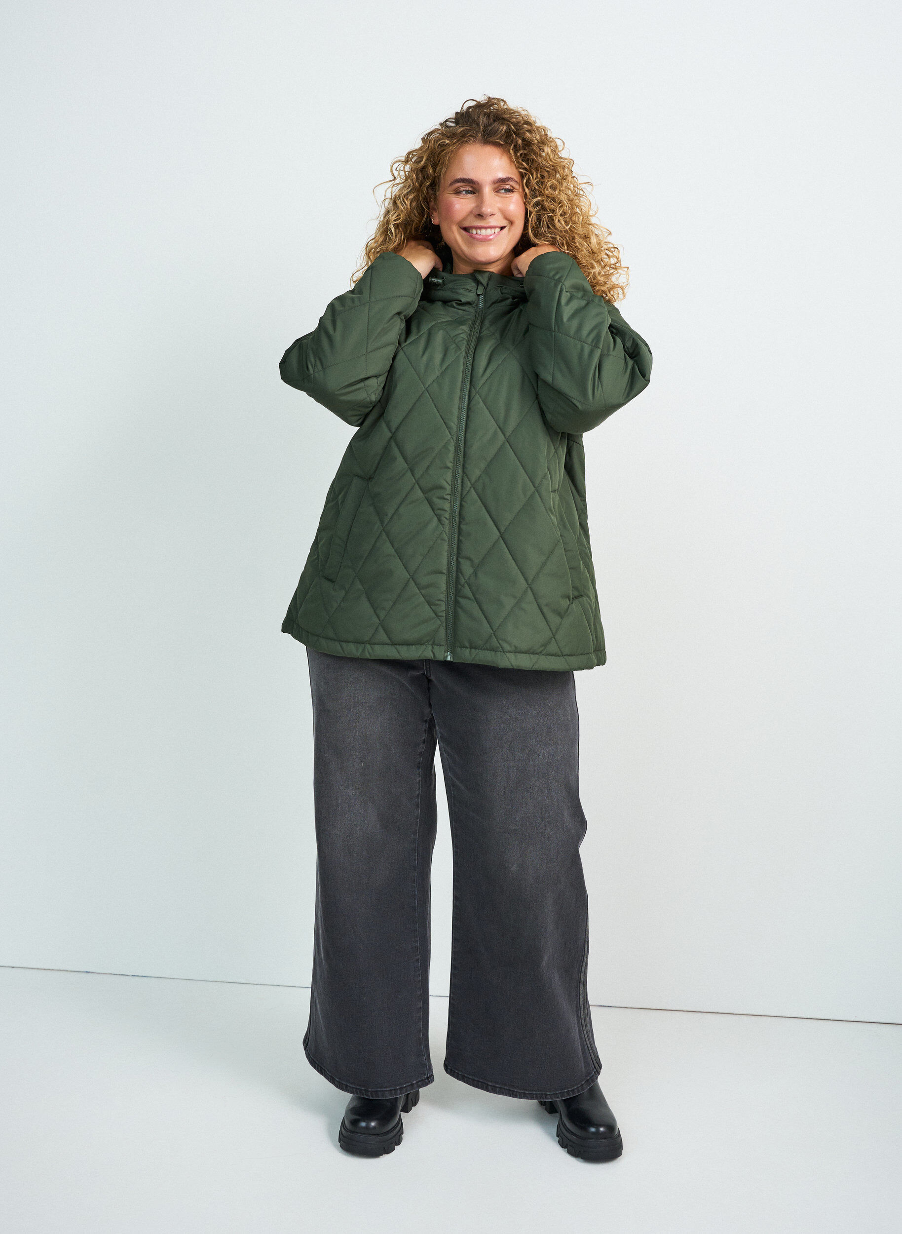 ZizziLett vattert jakke med diamantquilt, Gr&oslash;nn, Model image number 1