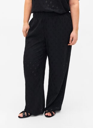 Zizzi Ledige bukser med hullmønster, Black, Model image number 2