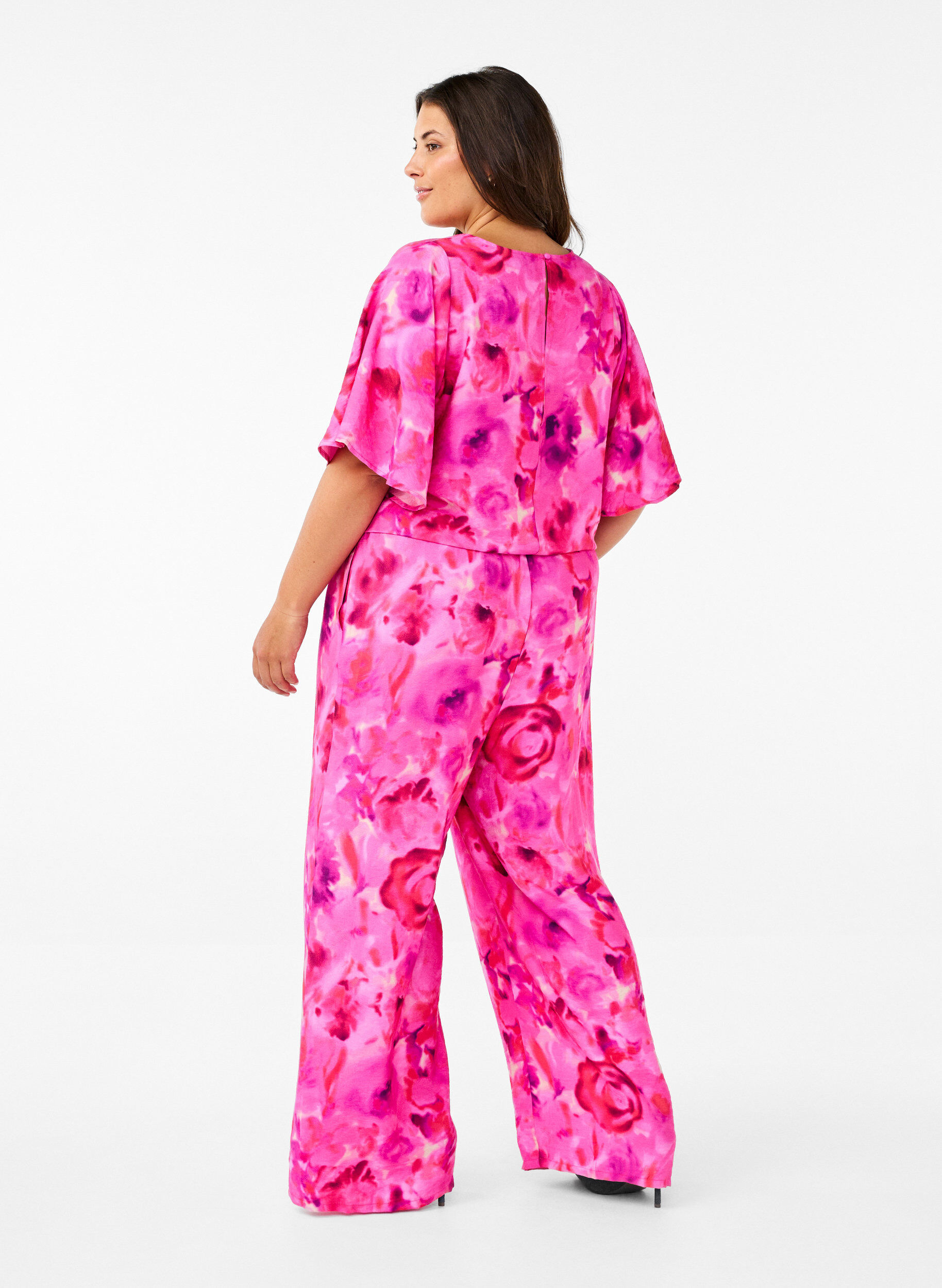 Zizzi Blomstret jumpsuit med flaggermusermer, Pink Rose AOP, Model image number 1