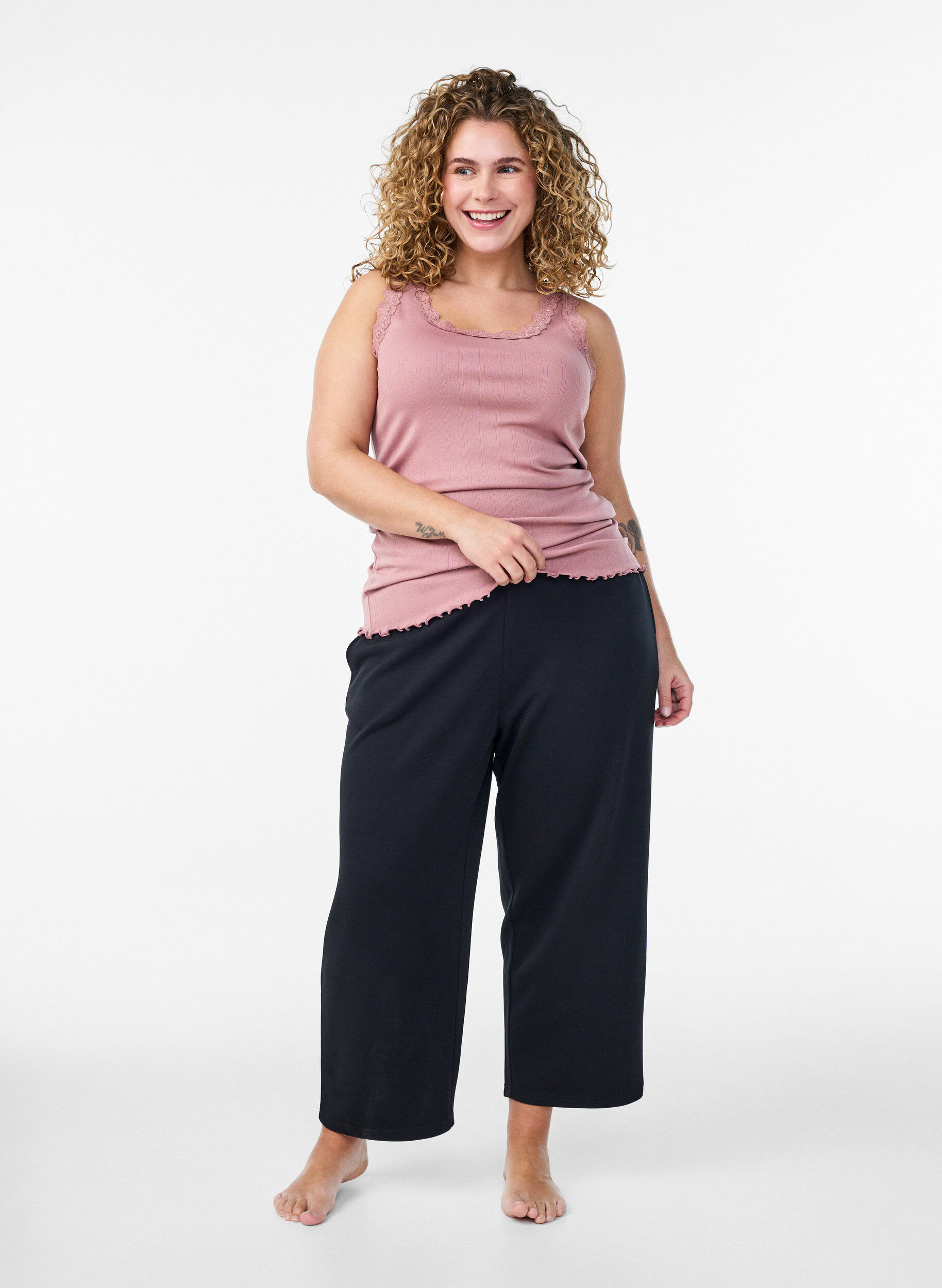 Zizzi Singlet med blonder og hullbroderi, Rosa, Model image number 1