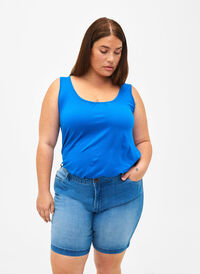 Slim fit Emily shorts med normal midje, Light blue denim, Model