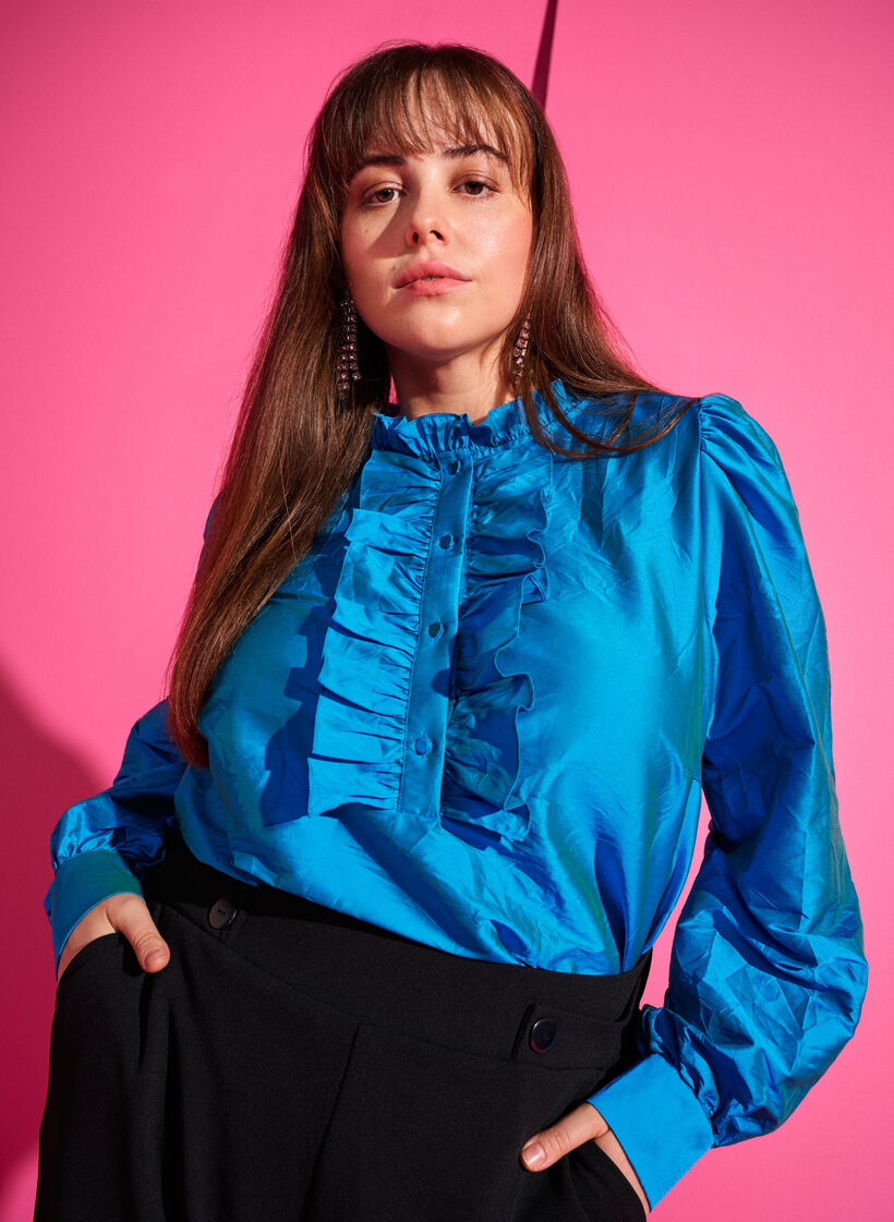 Skinnende skjortebluse med volanger, Diva Blue, Image image number 0