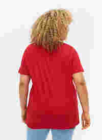 T-skjorte i bomull med broderi anglaise, Tango Red, Model