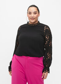 Bluse i viskose med crochet ermer, Black, Model