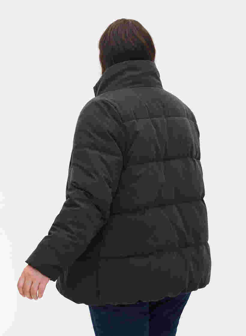 Kort vinterjakke med glidelås og høy hals, Black, Model image number 1