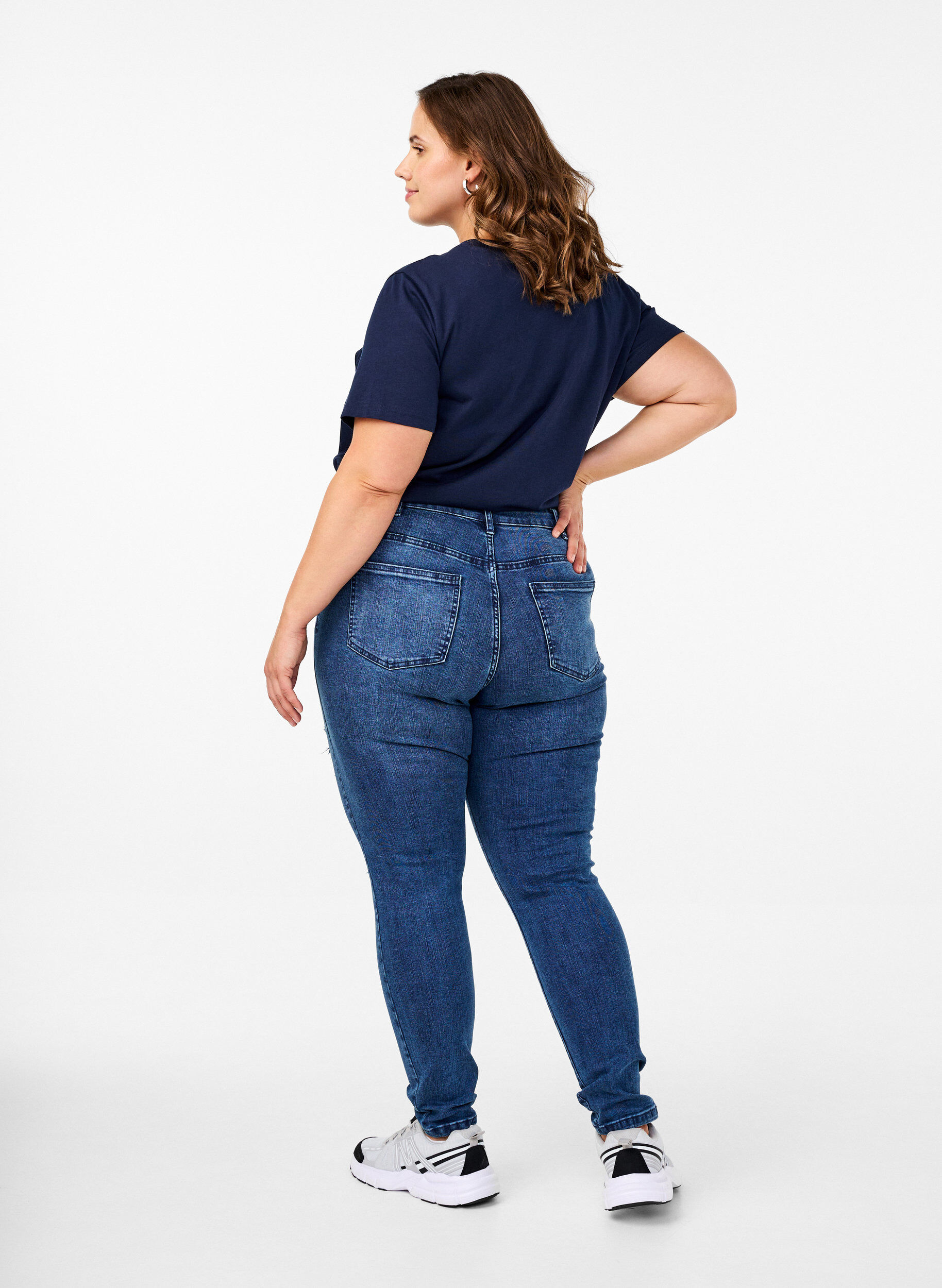 Zizzi Supersmale Amy jeans med slitasjedetaljer, Blue Denim, Model image number 1