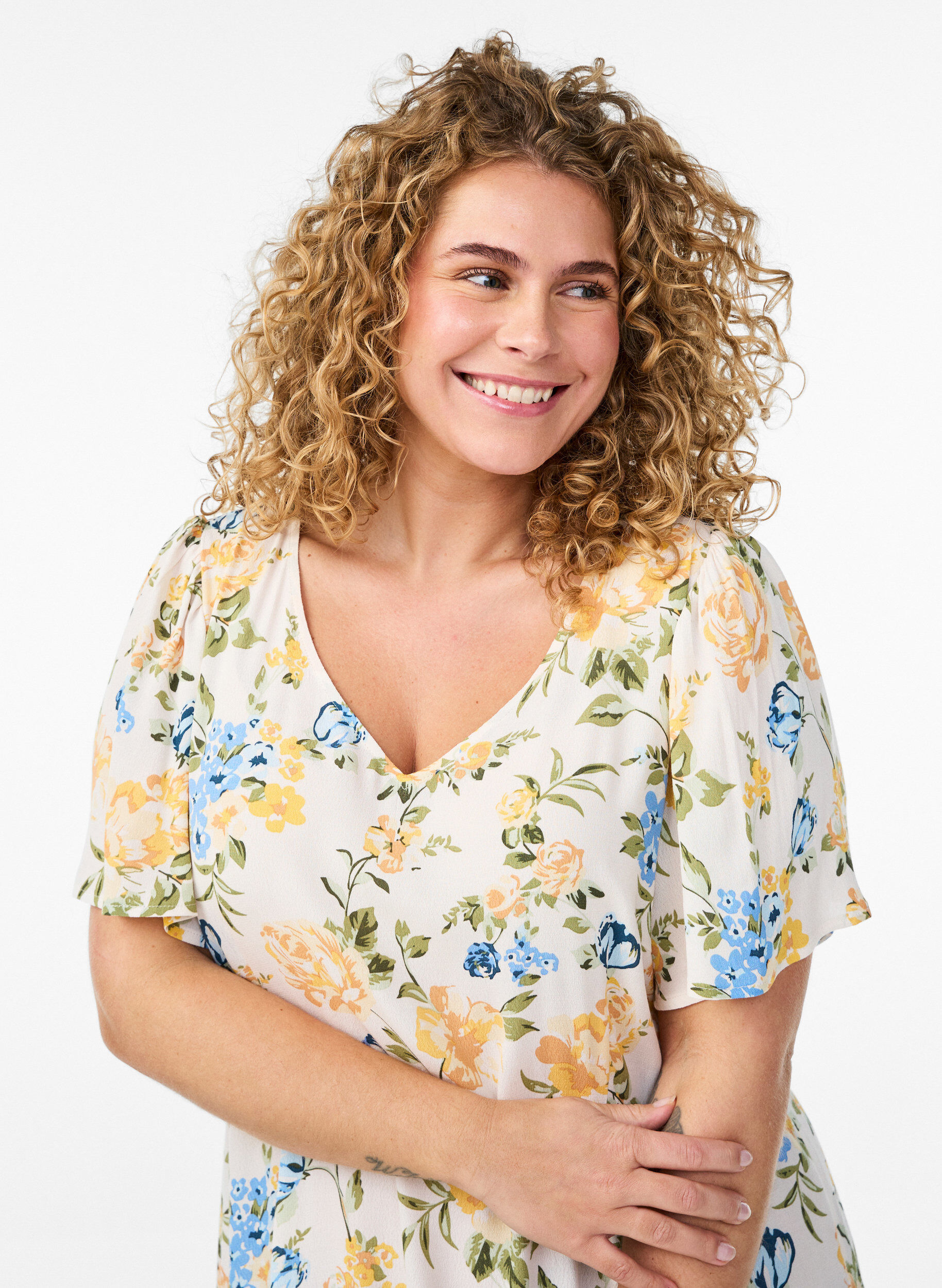 Zizzi Midikjole i viskose med blomstertrykk, Bl&aring;, Model image number 2