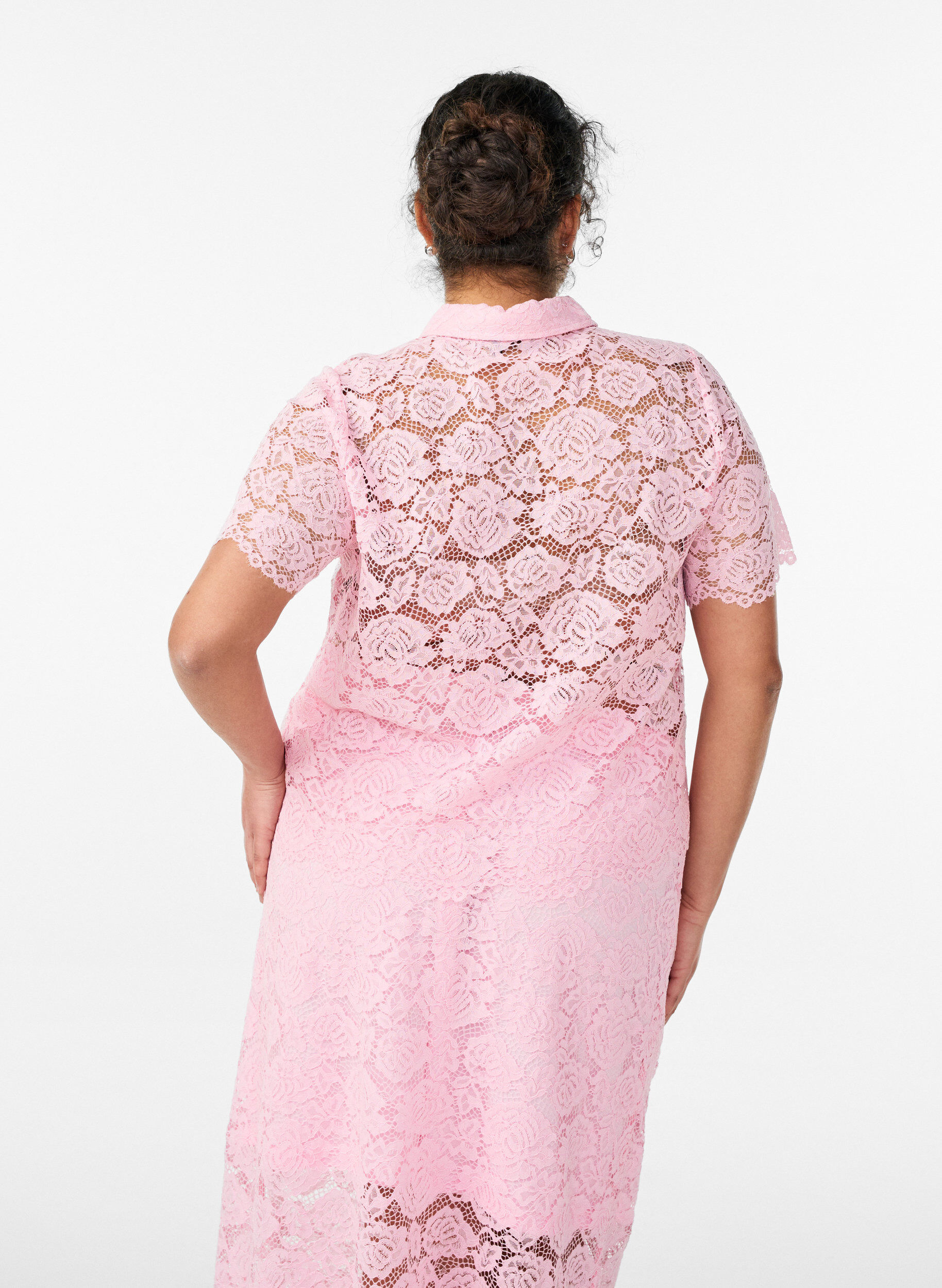 Zizzi Skjortebluse i blonde med perleknapper, Rosa, Model image number 2