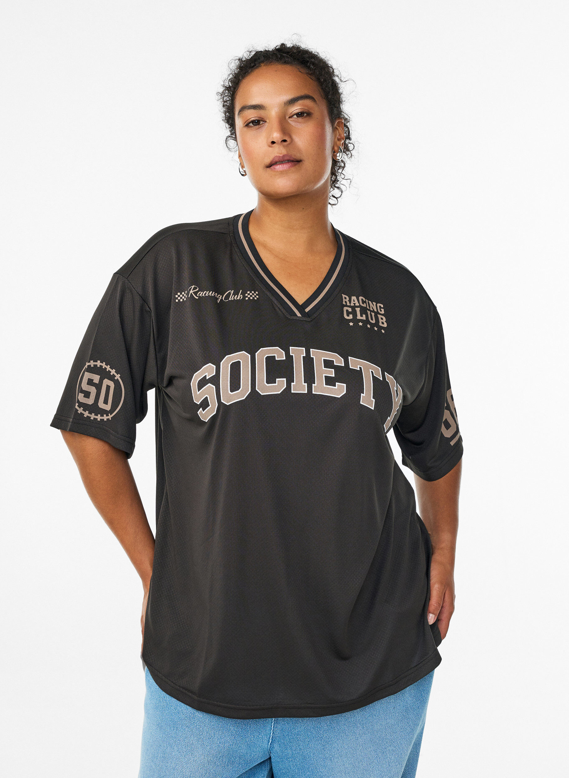 Sporty T-skjorte med V-hals og racermotiv, Svart, Model