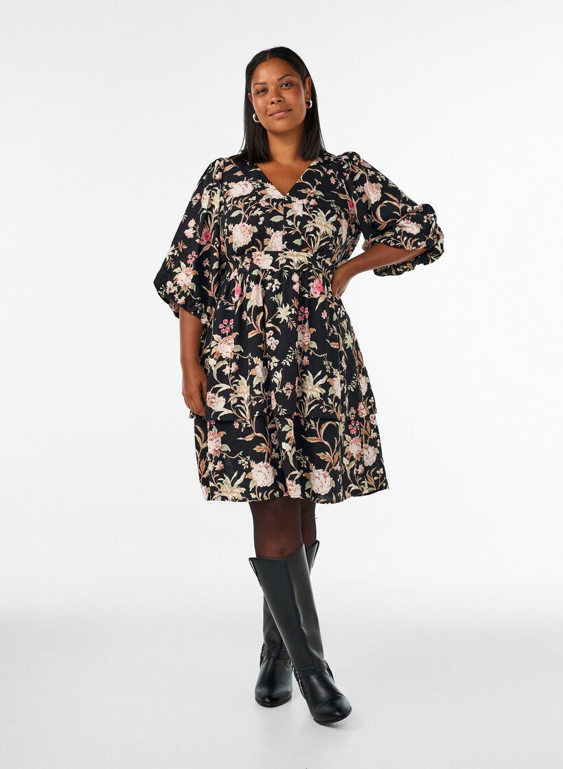 Blomstrete kjole i lin og viskose med empire-linje, Svart, Model image number 1