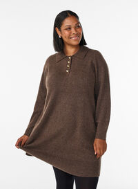Kort strikket kjole med polokrage og knapper, Brun Kort strikket kjole med polokrage og knapper, Brun, Model