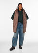 Mellomlang quiltet vest med hette, Brun, Model image number 1