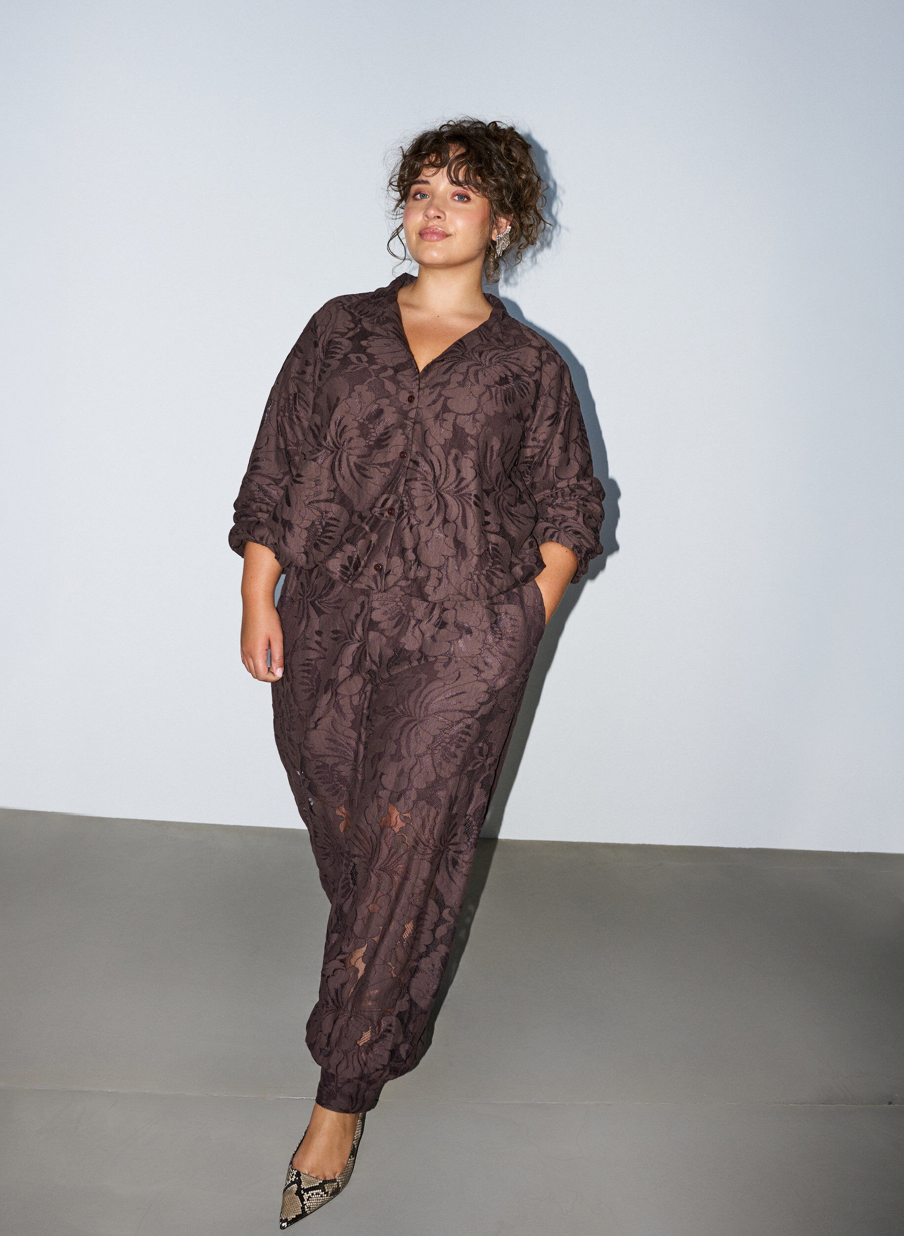 ZizziBomberjakke med blomstrete jacquardm&oslash;nster, Brun, Model image number 1