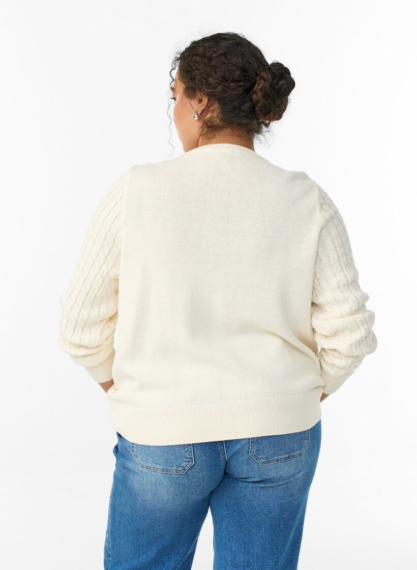 Flettestrikket cardigan med gullfargede knapper, Vanilje, Model image number 2