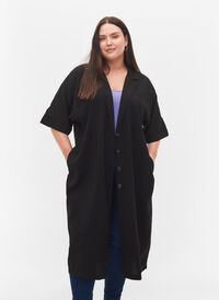 Lang viskoseskjorte med korte ermer, Black, Model