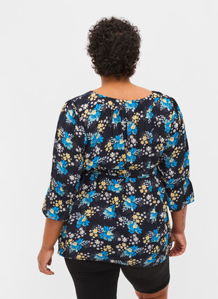 Blomstrete viskosebluse til gravide, Blue Flower AOP, Model image number 1