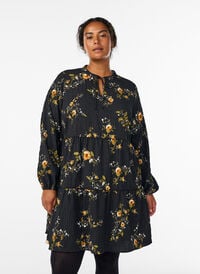 Blomstermønstret kjole med knytelukking, Svart Blomstermønstret kjole med knytelukking, Svart, Model