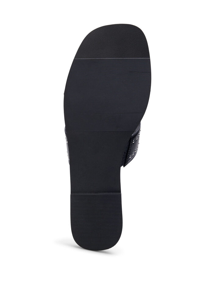 Flate slip-on-sandaler med bred passform og nitter, Black, Packshot