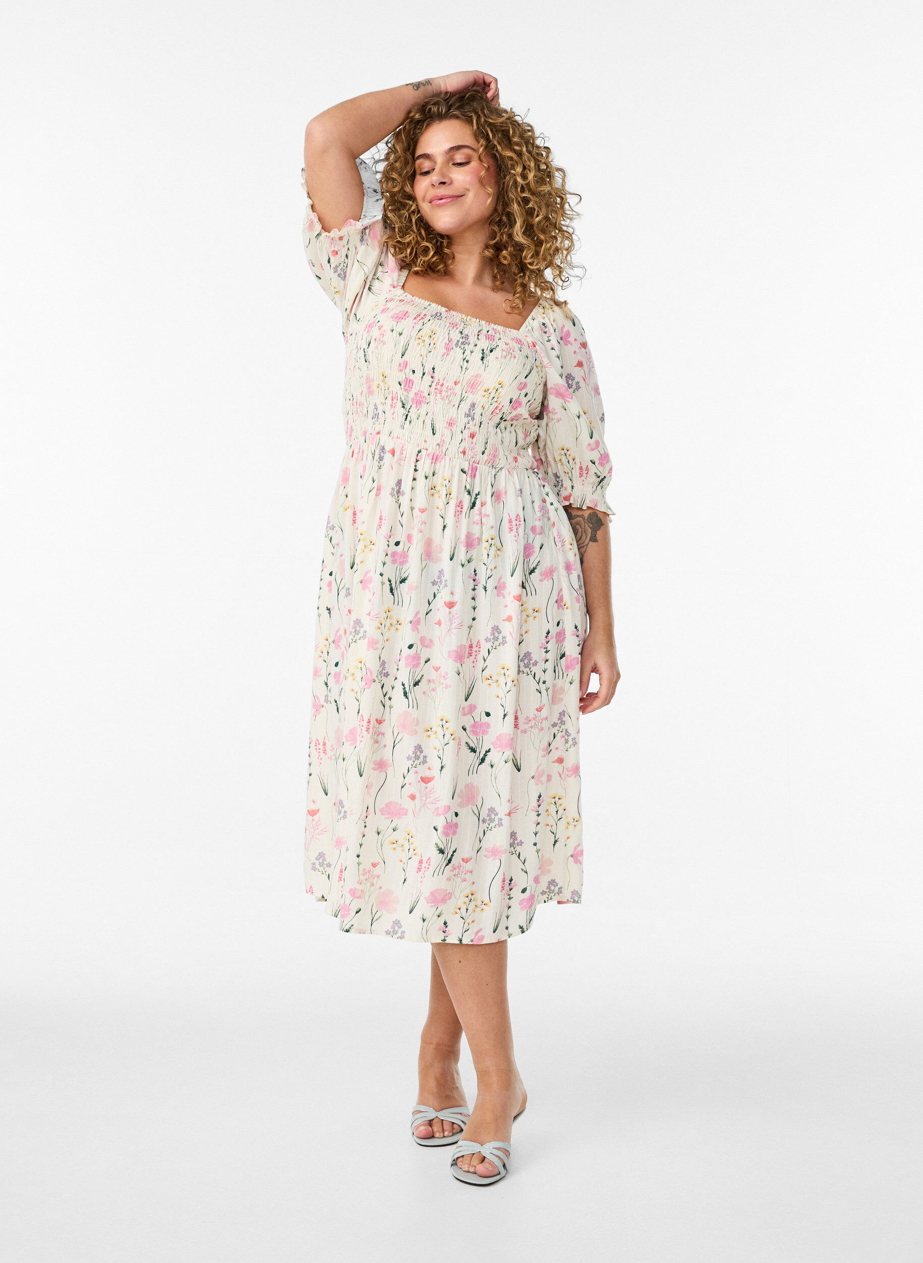 Blomstrete sommerkjole i viskose, Vanilje, Model