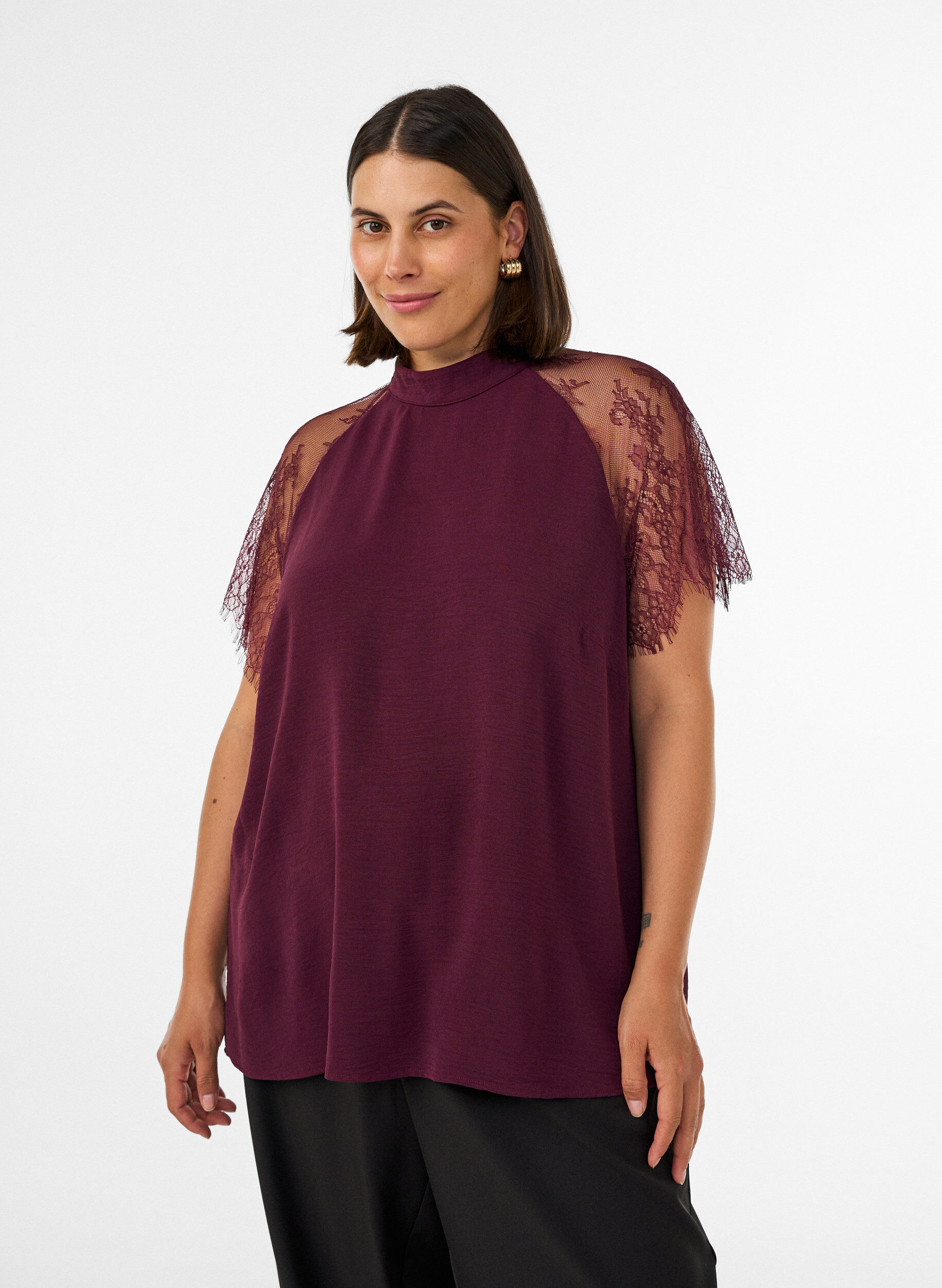 Bluse med korte blondeermer og h&oslash;y hals, R&oslash;d, Model
