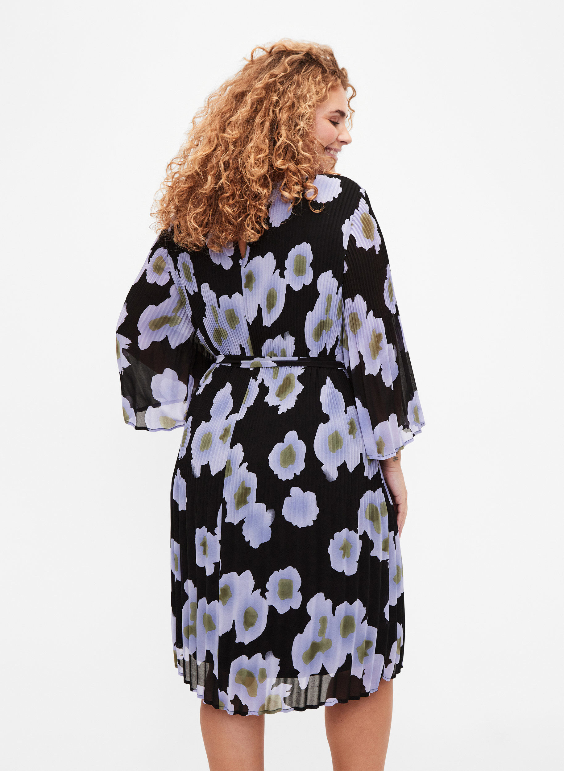 Zizzi Trykt plisseringskjole med knyteb&aring;nd, Black w. Floral, Model image number 1