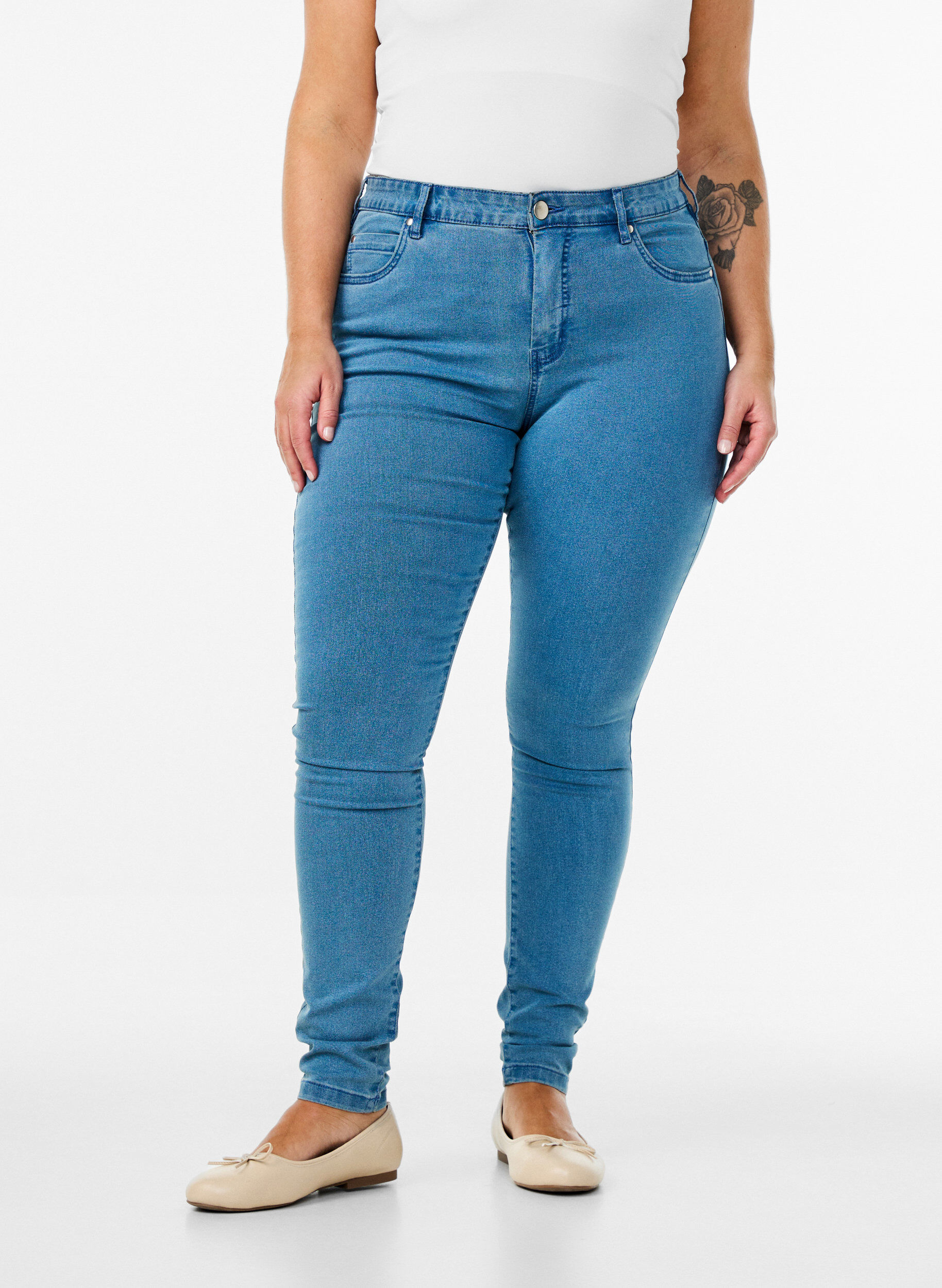 Zizzi Super slim Amy jeans med h&oslash;yt liv, Bl&aring;, Model image number 2