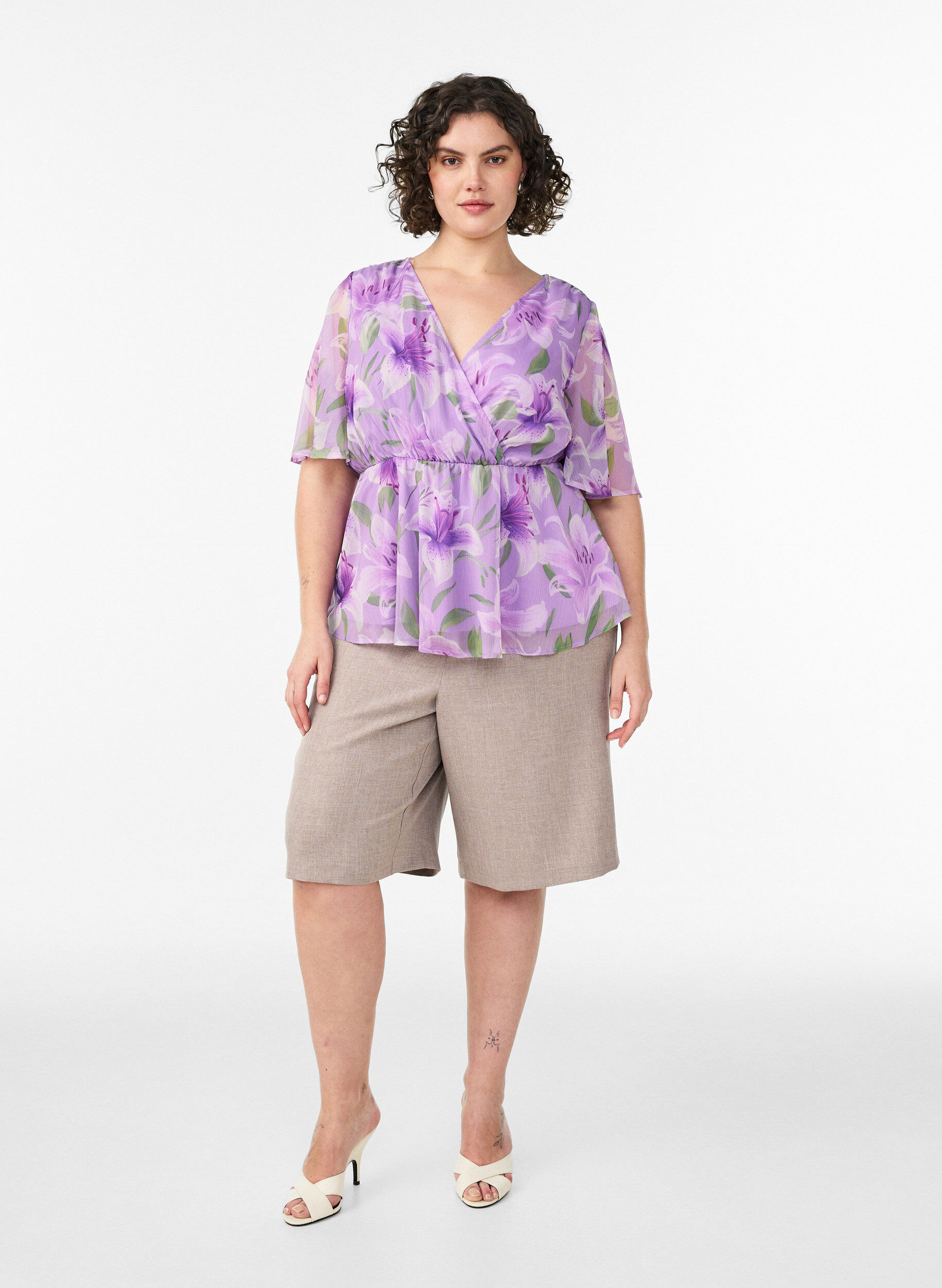 ZizziBluse i blomstrete chiffon med korte ermer, Lilla, Model image number 1
