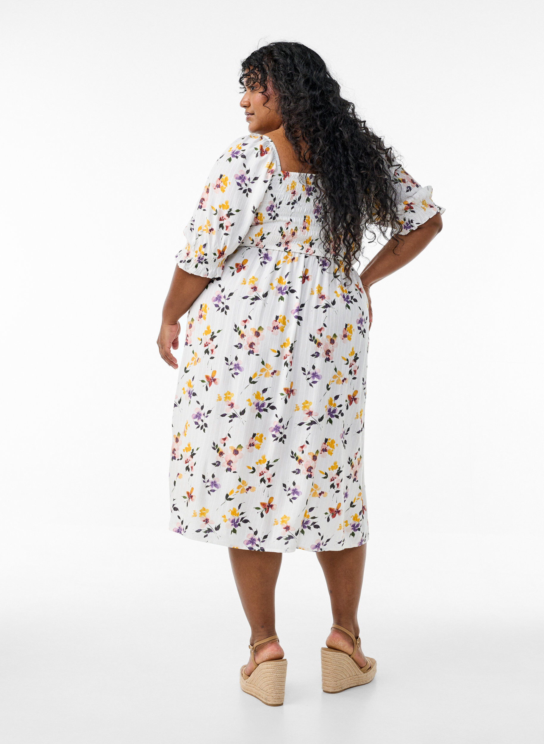 ZizziBlomstrete midikjole av viskose med smock, Hvit, Model image number 1