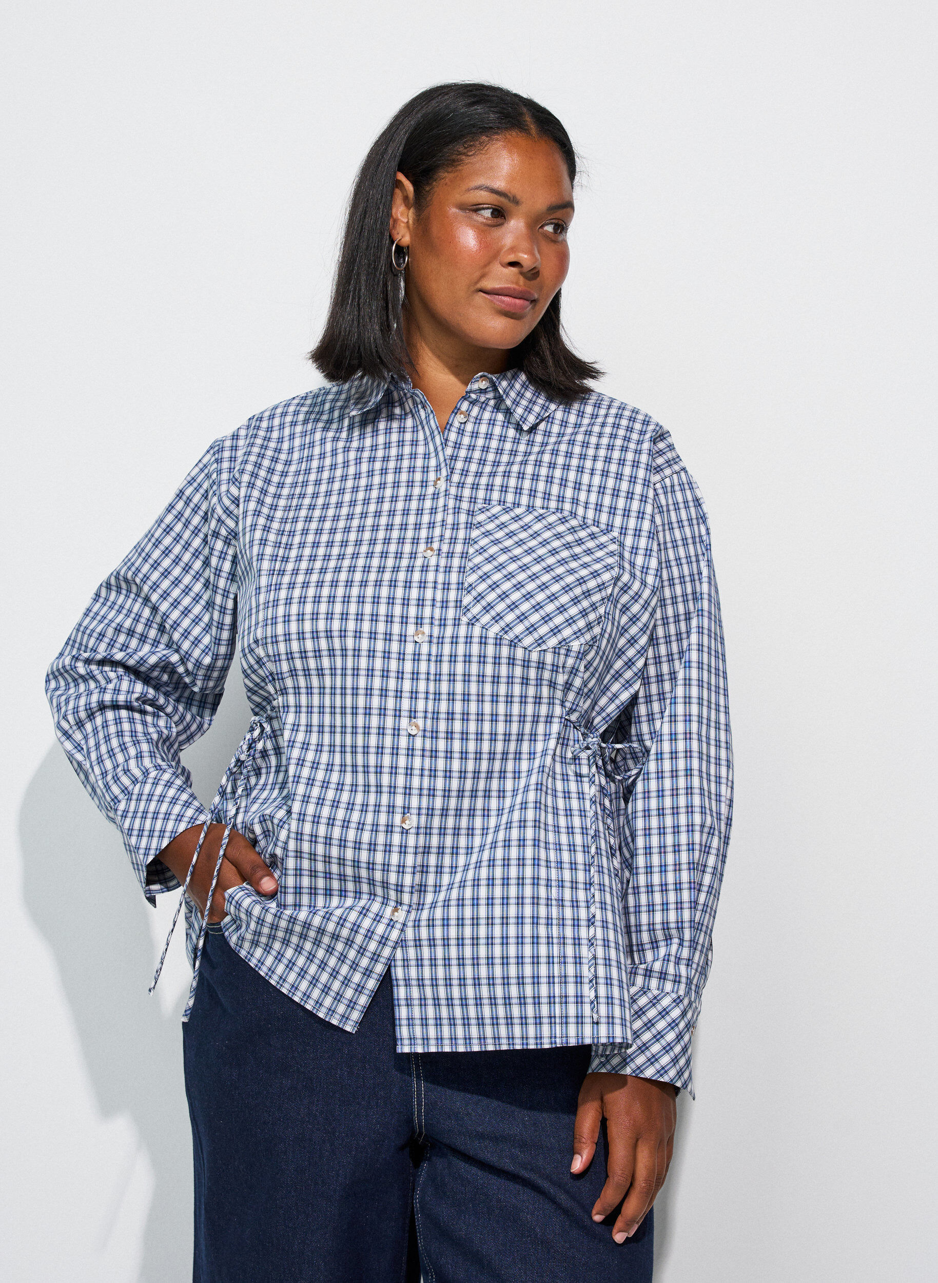 ZizziLoose fit rutete skjorte med knytebelte, Bl&aring;, Model image number 3