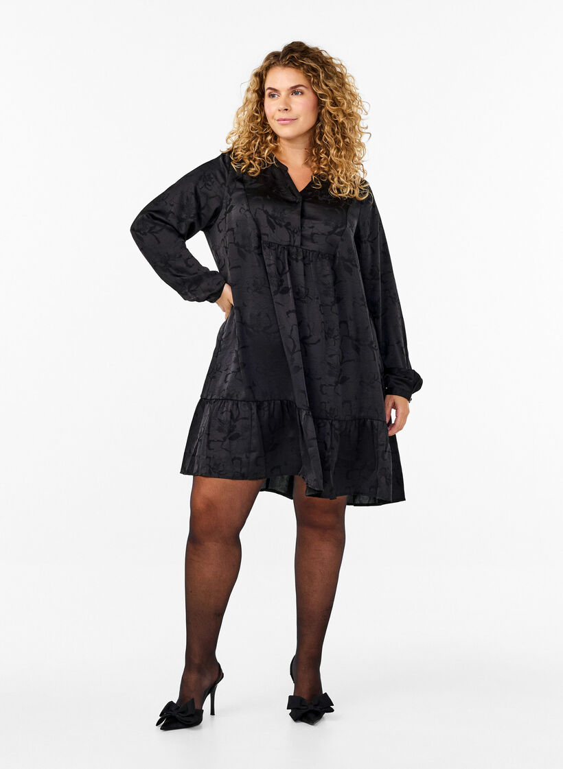 Kort satengkjole med tone-på-tone mønster, Black, Model image number 2